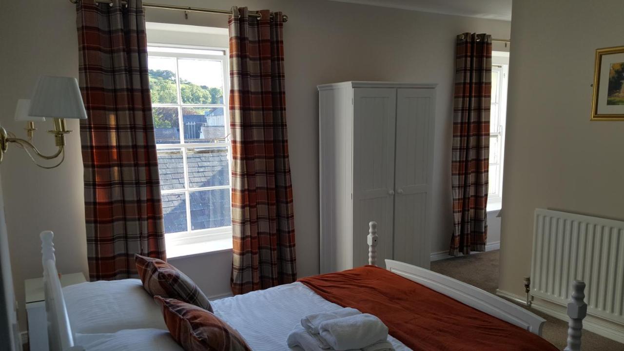 Central Bar Guesthouse Cushendall Eksteriør billede